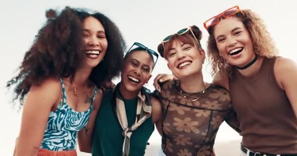 Πρόσωπο Χαμόγελο Και Ομάδα Φίλων Εξωτερικούς Χώρους Γυναίκες Δένονται Και — Αρχείο Βίντεο