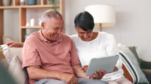 Senior Couple Tablet Laugh Relaxing Home Humor Bonding Living Room — Stock Video