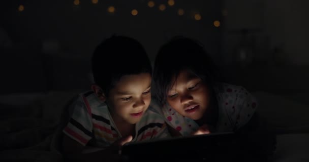 Noite Quarto Irmã Com Irmão Tablet Sorriso Com Alegria Conexão — Vídeo de Stock