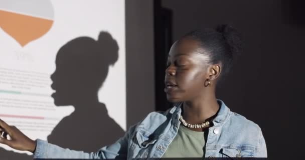 Чорна Жінка Спікер Презентація Тренувань Інформацією Статистикою Екраном Подіумі Виступ — стокове відео