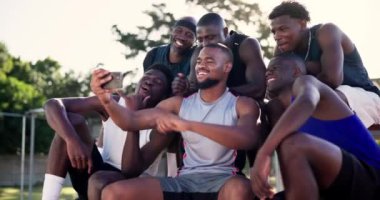 Erkekler, basketbol kortu ve spor için selfie, mutluluk ve dayanışma, fitness ve web günlüğü ile destek. Park 'ta siyahlar, atlet grubu ve profil fotoğrafı, hafıza ve sosyal medya fotoğrafları.