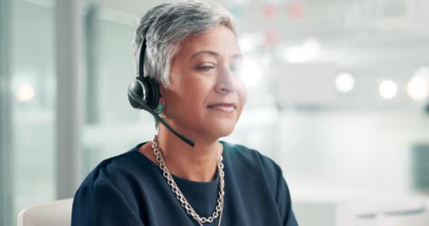 Customer Service Smile Portrait Mature Woman Headset Management Help Desk — Stock Video
