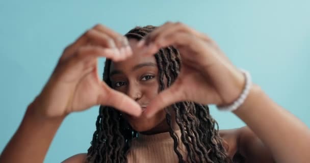 스튜디오에서 파란색 배경에 제스처와 여성의 발렌타인 아이콘이있는 아프리카 모델의 프레임 — 비디오