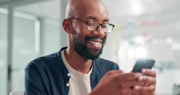 生意人 喜欢打字 在办公室里进行交流 网络和移动聊天 在工作场所使用短信 微笑和网络交谈的创业者 员工和智能手机 — 图库视频影像