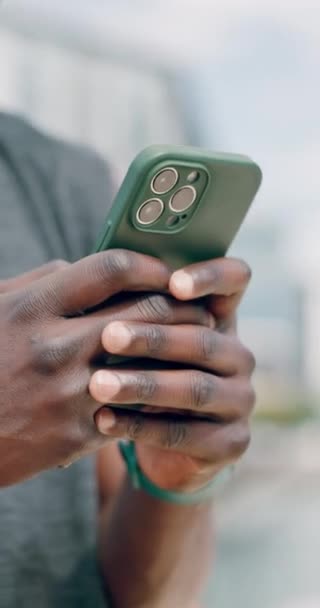 Руки Телефон Печатание Открытом Воздухе Помощью Социальных Сетей Сетей Текстовых — стоковое видео