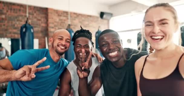 Ευτυχισμένος Πρόσωπο Φίλοι Στο Γυμναστήριο Selfie Για Προπόνηση Άσκηση Διάλειμμα — Αρχείο Βίντεο