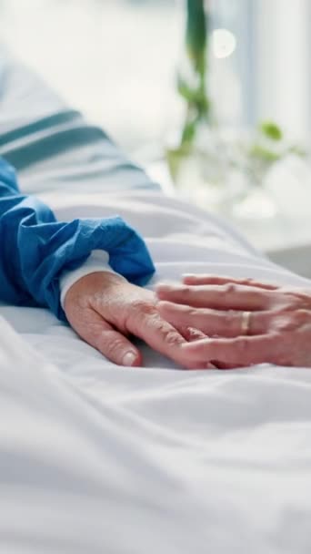 Letto Ospedale Tenersi Mano Degli Anziani Con Supporto Cura Empatia — Video Stock