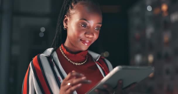 Мбаппе Исследовательница Профессиональная Чернокожая Женщина Работающая Офисе Ночам Ищет Онлайн — стоковое видео
