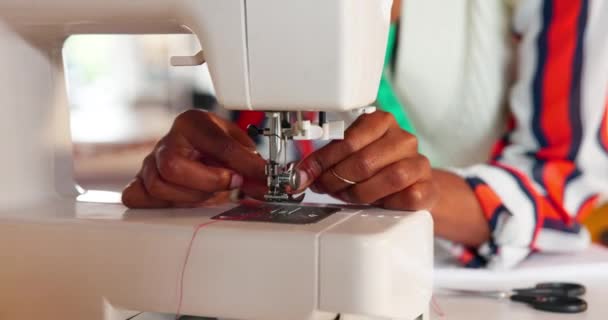 缝纫机和设计师与棉在车间用织物制造 小企业 妇女的创意和特写镜头 为时尚生产提供设备 线和纺织品 — 图库视频影像
