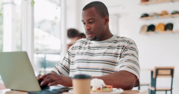 Hombre Negro Pensando Computadora Cafetería Para Planificación Línea Decisión Carrera — Vídeo de stock