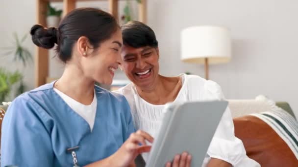 Rir Mulher Idosa Enfermeira Com Tablet Digitação Com Mídia Social — Vídeo de Stock