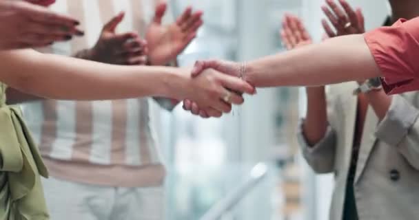 为交易 合作或协议而与在职的商界人士握手 握手和亲密接触 在工作场所握手的掌声 团队精神和专业创意设计团队 — 图库视频影像