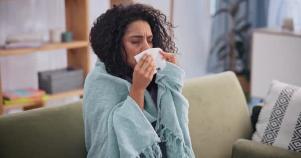 Vrouw Ziek Niezen Thuis Bank Deken Ontspannen Herstellen Warm Blijven — Stockvideo