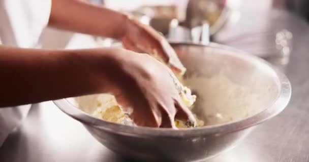 台所カウンターの小麦粉のテーブル シェフ またはプロセスの粘着性のある生地の手 ボウルまたはひねり ホテルでケーキ ホスピタリティ 料理のための乾燥した成分でベイカー 作業または混合 — ストック動画