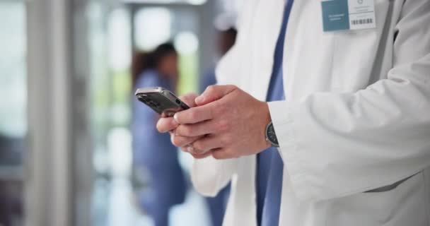 Врач Телефон Руки Больнице Онлайновых Медицинских Исследований Телемедицинских Консультаций Медсестра — стоковое видео