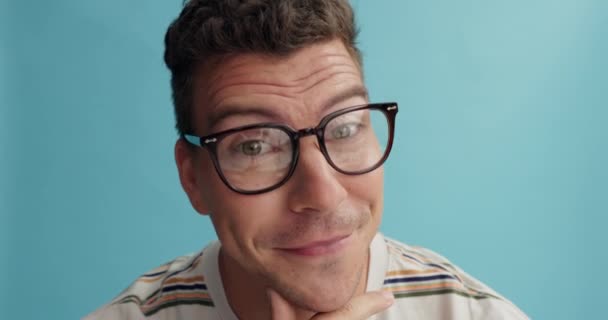Denkvermögen Brille Und Männergesicht Stimmen Atelier Überein Wenn Lösung Plan — Stockvideo
