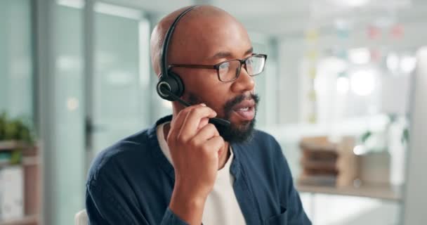Бізнес Телемаркетинг Обслуговування Клієнтів Чорною Людиною Спілкування Язок Робочому Місці — стокове відео