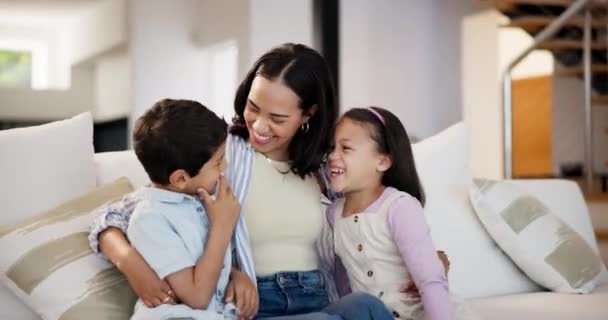 Liebe Geschwister Oder Mütter Mit Kindern Die Sich Hause Umarmen — Stockvideo