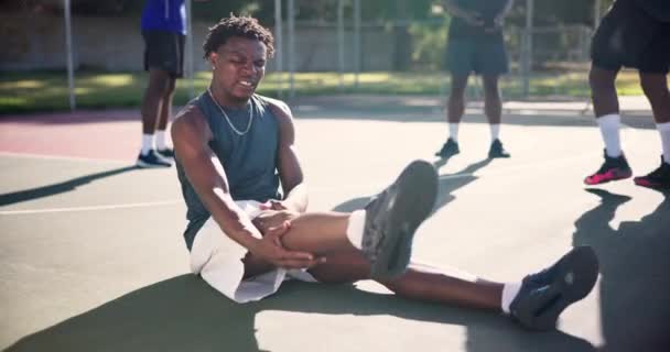 スポーツ 膝の痛みおよび筋肉の脊柱 関節炎および線維筋痛のためのバスケットボールのコートの黒人の男性との傷 人との訓練 ボディ緊張および事故および傷つけられた解剖学のための炎症 — ストック動画