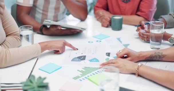 Ruce Grafy Podnikatelé Brainstormingem Dokumenty Týmová Práce Grafy Nápady Nebo — Stock video