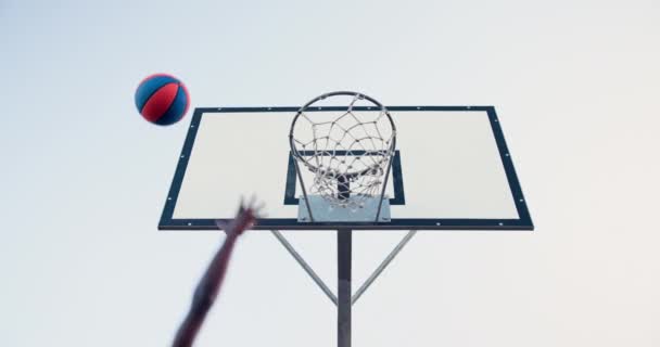 Basket Svart Man Och Skytte Nätet Utanför För Atletiska Spel — Stockvideo