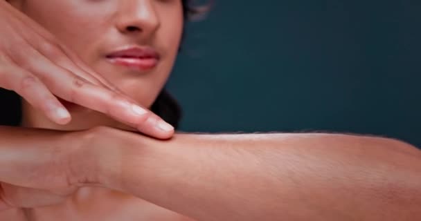 柔らかく 健康で またはきれいな皮膚科治療のためのスタジオの腕の女性 顔および接触の皮膚 女性の人 青い背景や美容モックアップ ウェルネスや保湿剤に手と滑らかな質感 — ストック動画