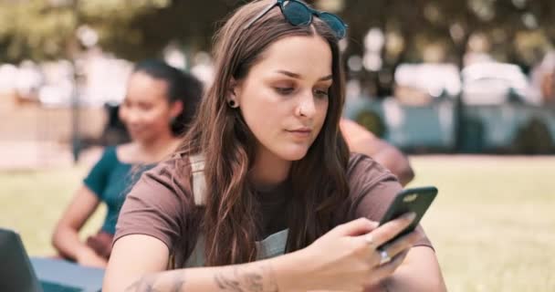 Kadın Akıllı Telefon Daktilo Kampüste Öğrenci Mobil Uygulama Ile Iletişim — Stok video
