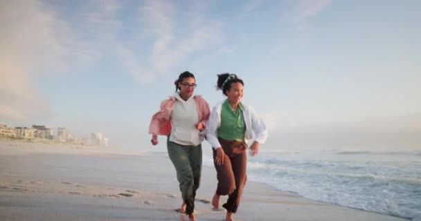 Λεσβιακό Ζευγάρι Γυναίκες Και Τρέξιμο Στην Παραλία Διακοπές Και Ρομαντισμό — Αρχείο Βίντεο