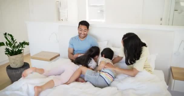 Rodzina Śmiejąca Się Dla Łaskotek Rodzice Dziećmi Łóżku Razem Domu — Wideo stockowe