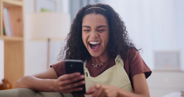 Γυναίκα Έκπληξη Smartphone Και Γιορτάζουν Νίκη Απευθείας Σύνδεση Διαγωνισμό Giveaway — Αρχείο Βίντεο