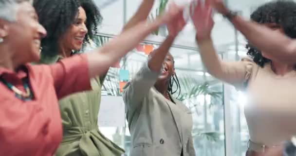 ビジネスの人々 一緒に手を挙げ オフィスのチームワークやモチベーションを祝うために拍手 職場での昇進や成功を祝福する幸せな従業員のグループ — ストック動画