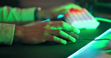 Geceleri sanal, karanlık ya da dijital ortamda çevrimiçi yayın yapmak için klavyeli el, fare ve oyun ışıkları. Fütüristik rekabet veya turnuva, ağ veya siber için kişi, parmak ve İnternet.