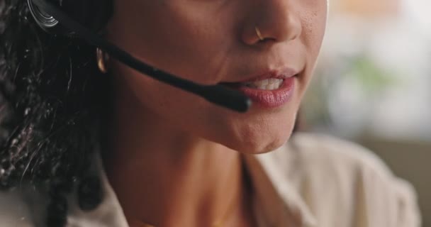 说话和话筒 电话呼叫中心和女人与建议或信息 联系和客户关系管理 客户服务 电话推销或带有耳机的服务台代理 用于通信 — 图库视频影像