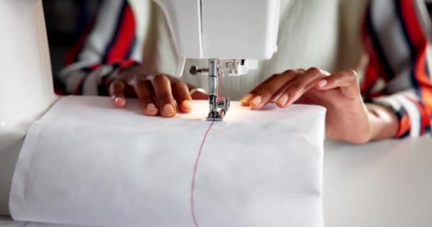 缝纫机和织物或为小企业 生产或精品店制造服装 车间中的个人 手指和设备 如时装裁剪或创意图案 服装或工艺 — 图库视频影像