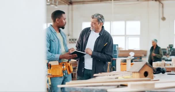 워크샵에서 제조하는 태블릿과 팀워크 생산에 이야기하거나 말하는 창고에서 엔지니어링 노동자 — 비디오