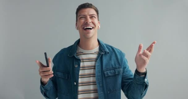 Mutlu Adam Müzik Için Kulaklıklarla Akıllı Telefonlarla Dans Stüdyoda Eğlence — Stok video