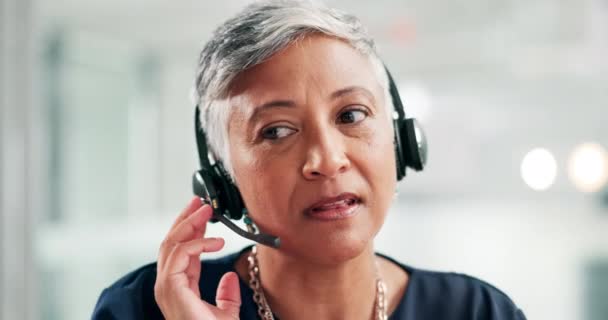 Servicio Cliente Llamada Telefónica Mujer Madura Oficina Con Auriculares Pensamiento — Vídeos de Stock