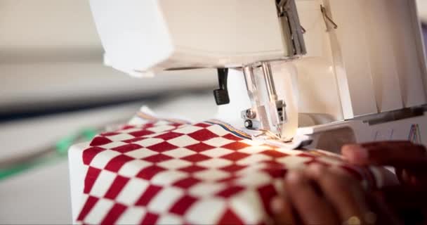 手工和时尚设计师在机器上与面料紧密相连 用于创业企业的制造 工作室制作 创意或螺纹设备的缝纫机 裁缝和手指 — 图库视频影像