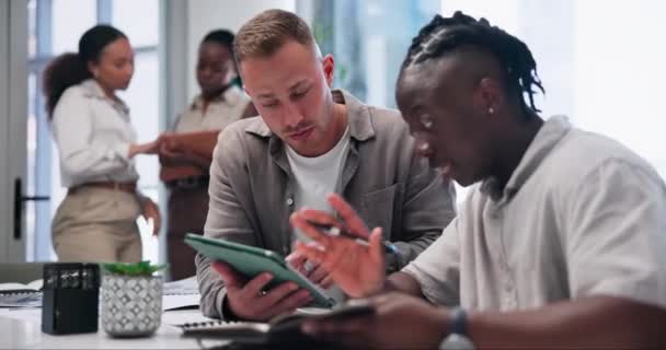 Tablet Trabalho Equipe Homens Reunião Negócios Discussão Conversa Local Trabalho — Vídeo de Stock