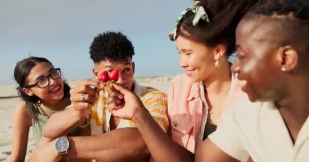 Dostlar Plaj Tatilde Meyvelerle Piknik Yaparken Dikkatli Olun Sahil Yemek — Stok video
