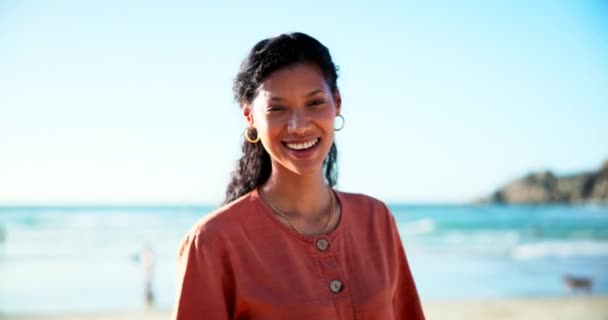 Γυναίκα Πρόσωπο Και Χαρούμενος Για Διακοπές Στην Παραλία Φύση Και — Αρχείο Βίντεο