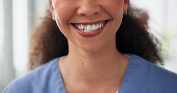 Zbliżenie Usta Kobieta Uśmiechem Pielęgniarki Opieki Zdrowotnej Zębami Higieny Jamy — Wideo stockowe