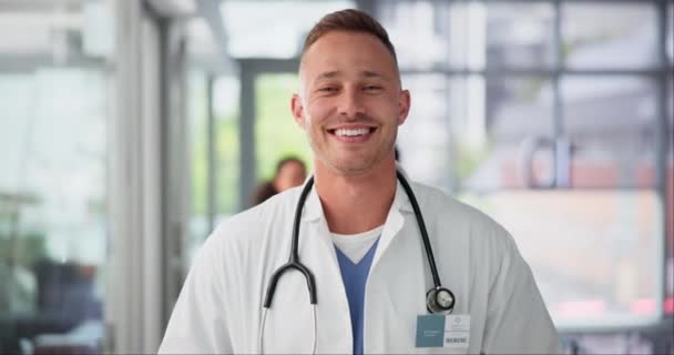 男人和自豪的保健在脸上 咨询服务和医疗专业的诊所 男性在肖像 医院和保险方面的自信和对医疗保险的支持 — 图库视频影像