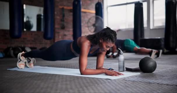 黑人妇女 跳板和健身在健身房进行锻炼 锻炼或在地席上进行不正常训练 非洲年轻女子核心力量 肌肉或健康与健康平衡的人或运动员 — 图库视频影像