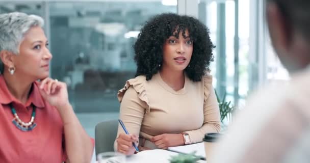 戦略や議論のためのオフィスの取締役会のビジネス女性とのコラボレーション パートナーシップやブレインストーミングのための従業員チームとの管理 フィードバック アジェンダ — ストック動画