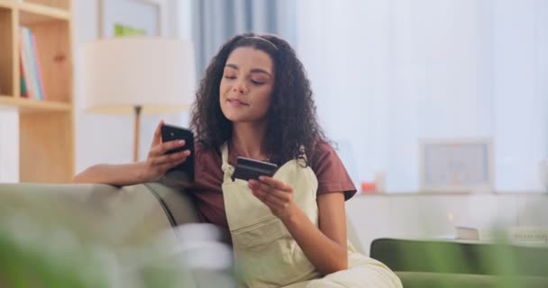 年轻女性 智能手机和信用卡在沙发上与网上购物和电子商务在移动应用 用Fintech和Iot支付公寓中的数字银行业务和技术的电话费 — 图库视频影像