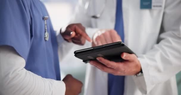 팀을위한 의료진과 병원에서 태블릿 인터넷에서 온라인 텔레헬스를 스크럽 — 비디오