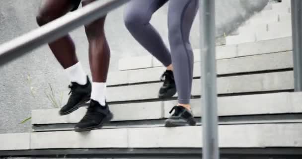 Gymnastik Laufen Und Beine Auf Treppen Mit Menschen Zusammen Für — Stockvideo