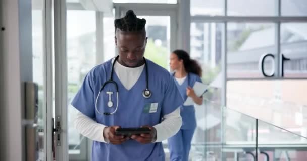Νοσοκόμα Άνθρωπος Και Έρευνα Για Την Υγειονομική Περίθαλψη Tablet Χαιρετισμό — Αρχείο Βίντεο