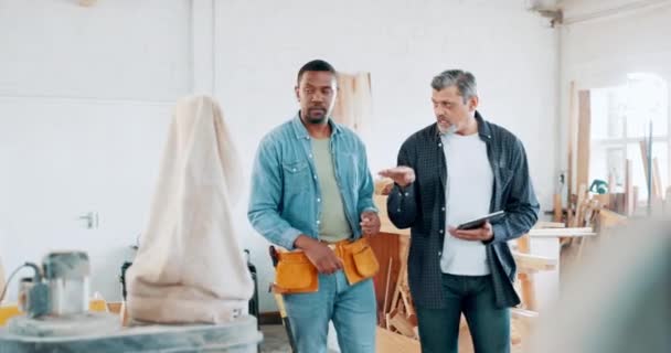 卡彭特 厂里的男人和平板电脑 和设计伙伴一起讨论应用程序的规划 木材仓库 工业和制造业的人 雇员和小企业主 — 图库视频影像